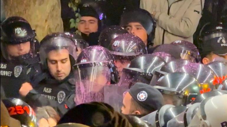 Taksim'de izinsiz kadına şiddet yürüyüşüne polis izin vermedi; eylemciler polise gaz sıktı