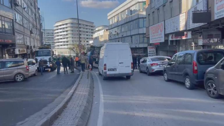 Güngören'de yol çöktü; 2 kamyon çukura düştü