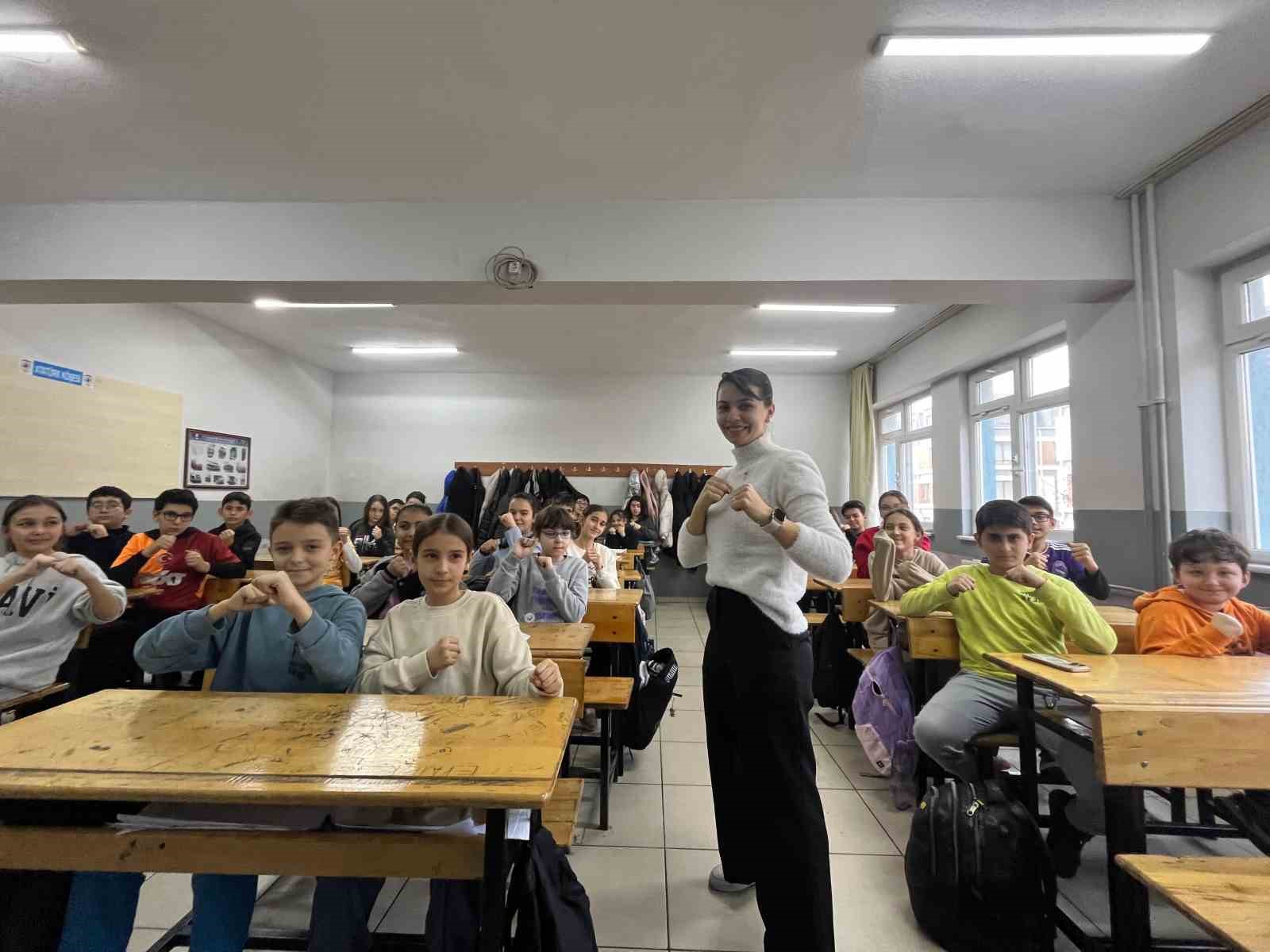 Dünya şampiyonu öğretmen ’uçarak’ ders işliyor, öğrenciler onun gibi olmak istiyor