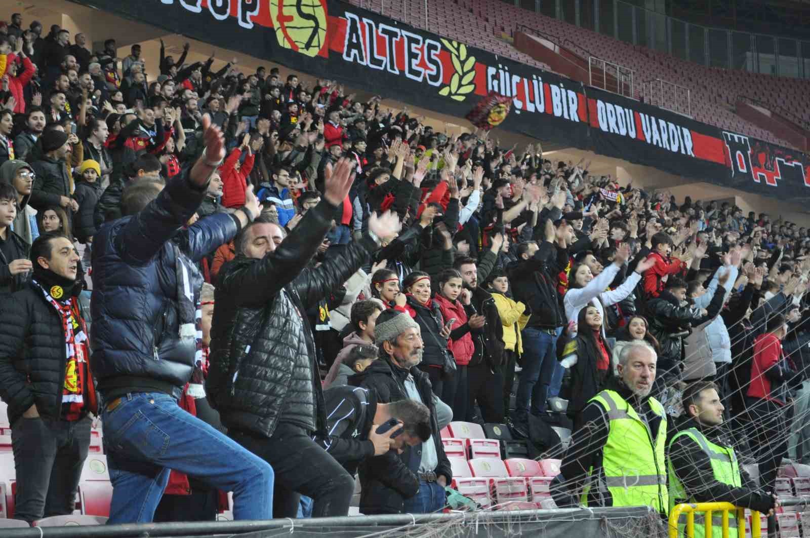 Eskişehirspor galibiyet serisini 4 golle sürdürdü