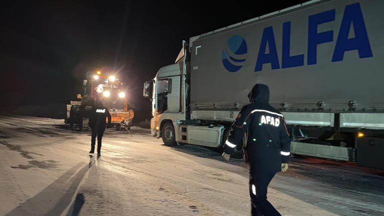 Ardahan'da kar, tipi ve buzlanma; 4 TIR yolda kaldı