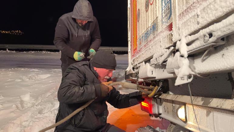 Ardahan'da kar, tipi ve buzlanma; 4 TIR yolda kaldı