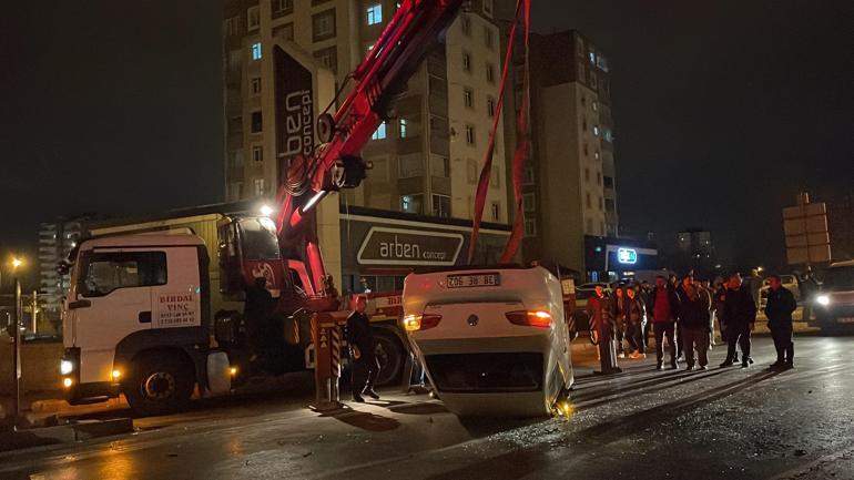 15 yaşındaki sürücünün kullandığı otomobil, kırmızı ışıktaki 2 otomobile çarptı: 4 yaralı