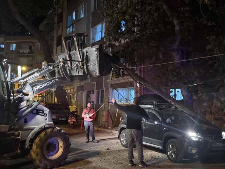 Kabloları çekicinin taşıdığı tekneye takılan direk, cipin üzerine düştü