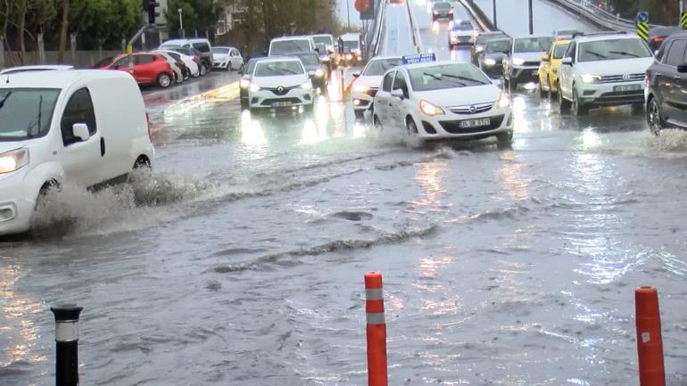 Bakırköy'de şiddetli yağmur sonrası yollar göle döndü: iş yerini su bastı