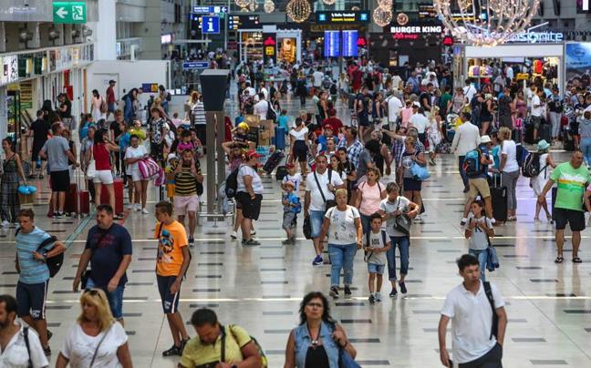 Antalya'ya hava yoluyla günde 30 bin turist