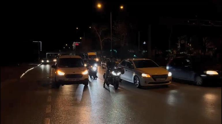 Bursa'da lodos etkili oldu; otobüs durağı yerinden söküldü, sokaktaki atık giysi dolabı araçların üzerine devrildi