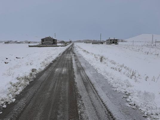 Van'da kardan kapanan 134 yerleşim yerinin yolu açıldı