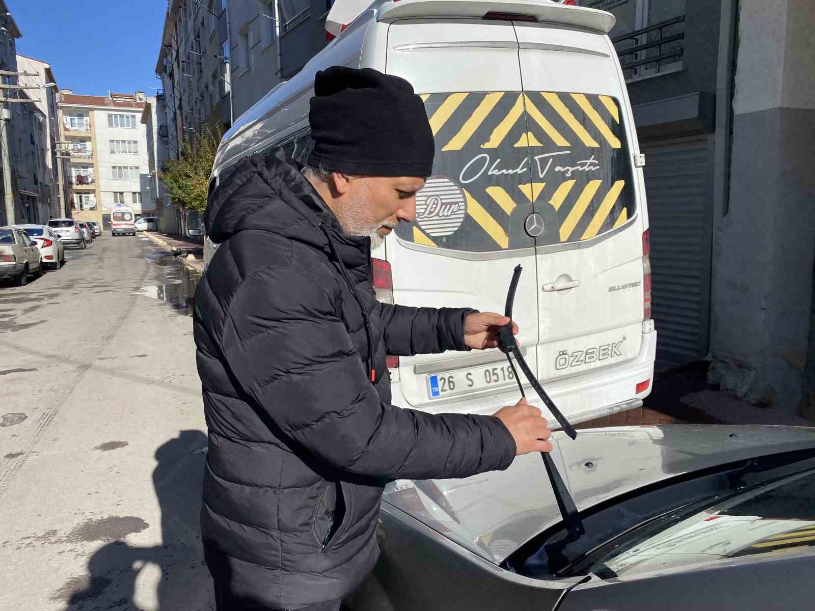 Kimliği belirsiz şahıs 10 aracın sileceklerini kırdı, vatandaşlar başlarına gelen olayı gazetecilerden öğrendi