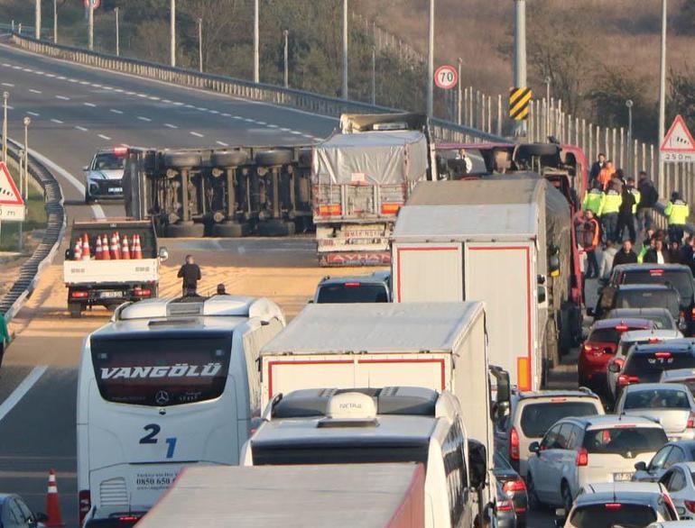 Anadolu Otoyolu'nda TIR devrildi; Ankara yönü ulaşıma kapandı