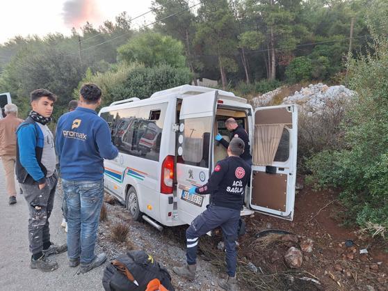 Bodrum'da yolcu minibüsü, şarampole düştü: 8 yaralı