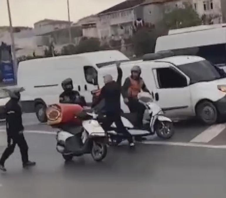 Maltepe'de otomobil sürücüsü motosikletli kuryeye demir çubukla saldırı