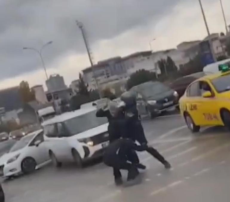 Maltepe'de otomobil sürücüsü motosikletli kuryeye demir çubukla saldırı