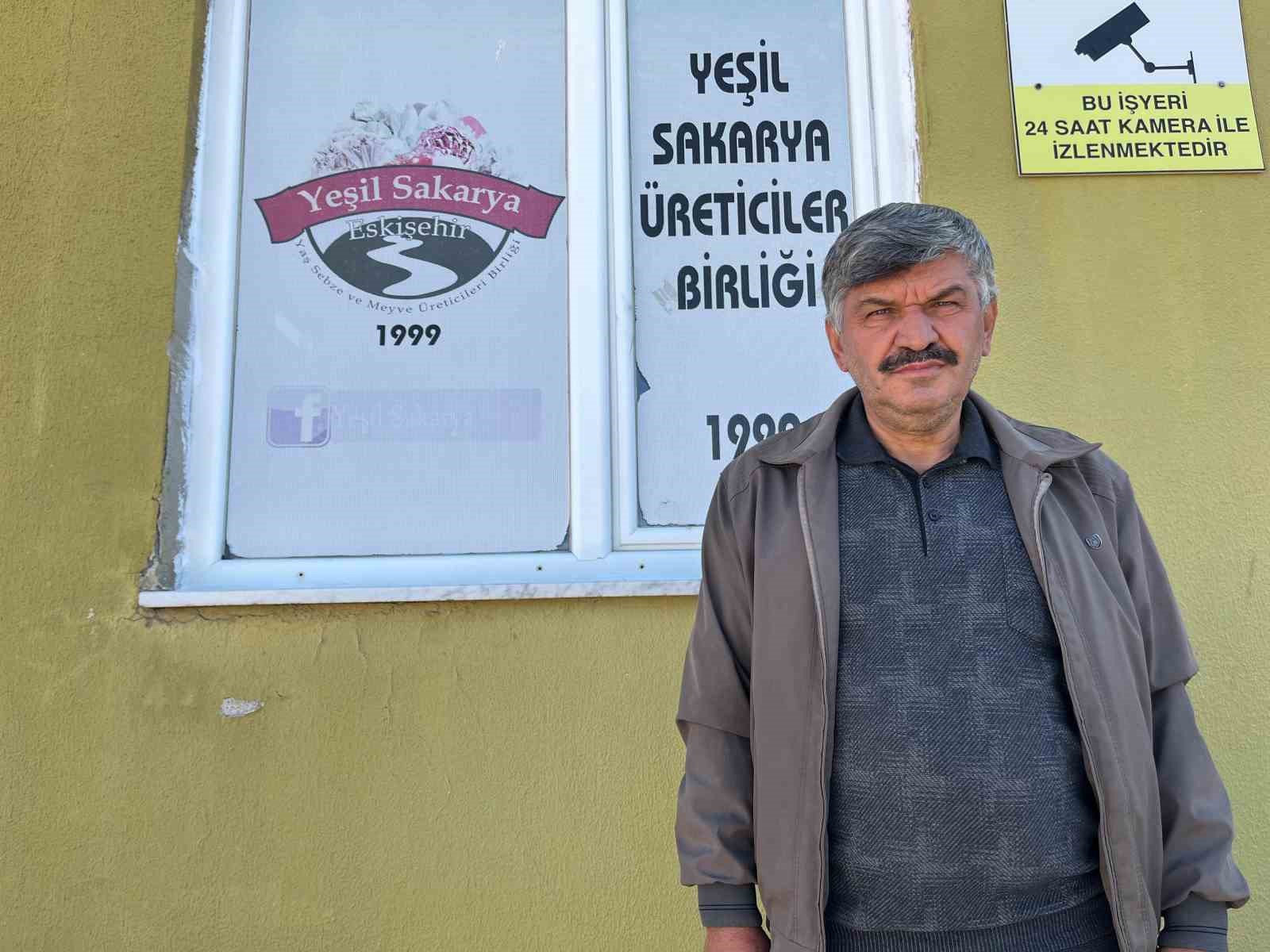 (ÖZEL) Eskişehir’de çiftçiler kuru toprağı ekip, yağmur için dua ediyor