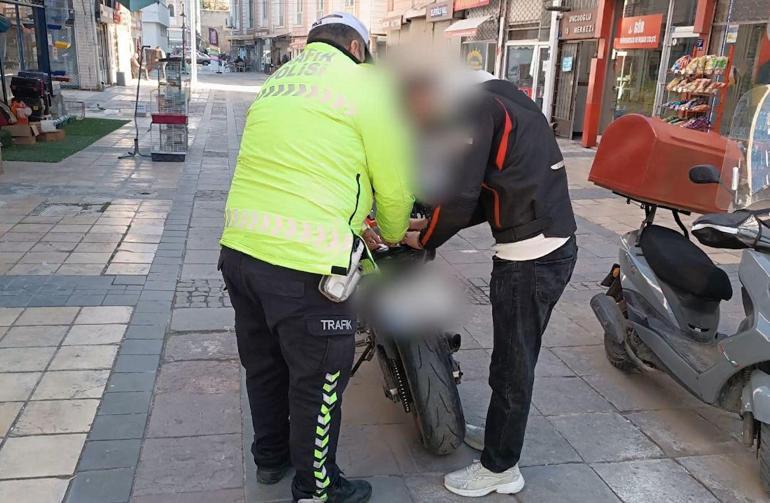 Trafikte motosikletiyle tehlikeli hareketler yapan sürücüye 7 bin TL ceza; o anlar kamerada