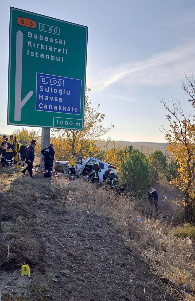 Cip, yön levhasının direğine çarptı; 2 ölü, 3 yaralı