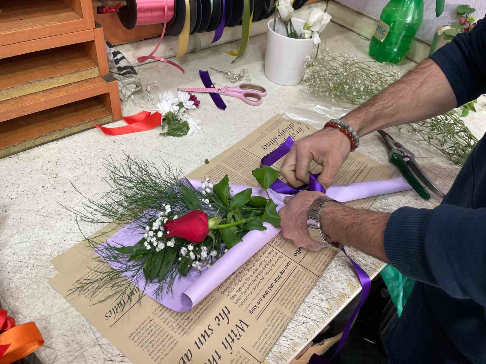 Çiçekçilerde Öğretmenler Günü mesaisi yoğun geçiyor