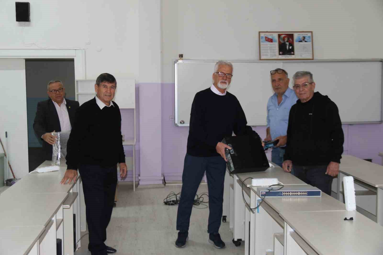 130 mezun 50 yıl önce mezun oldukları liseye bilgisayar laboratuvarı kazandırdılar