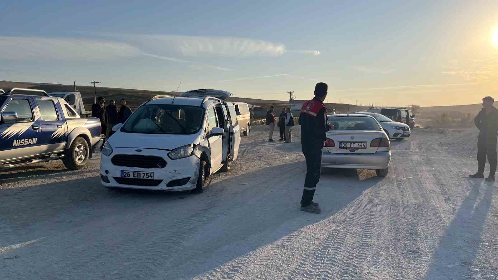 Kaza yapan 2 araca çarpmamak isterken tırı devirdi