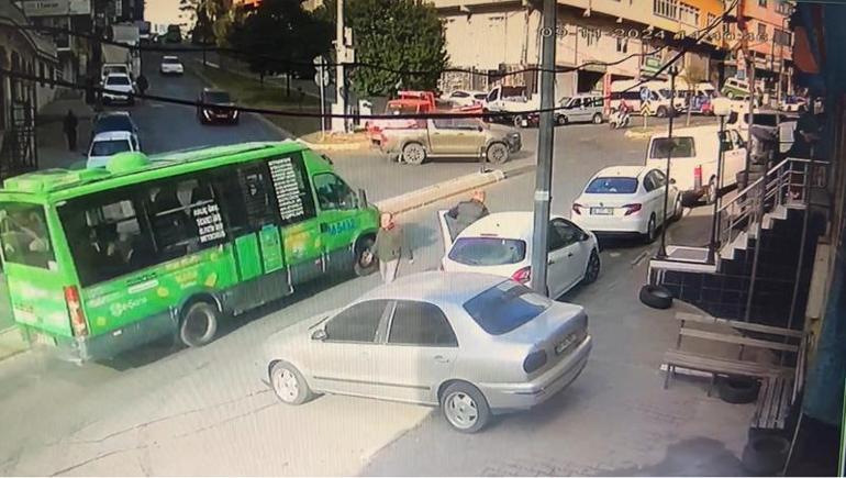 Kağıthane'de minibüs park halindeki araca çarptı, 6 kişi yaralandı; o anlar kamerada