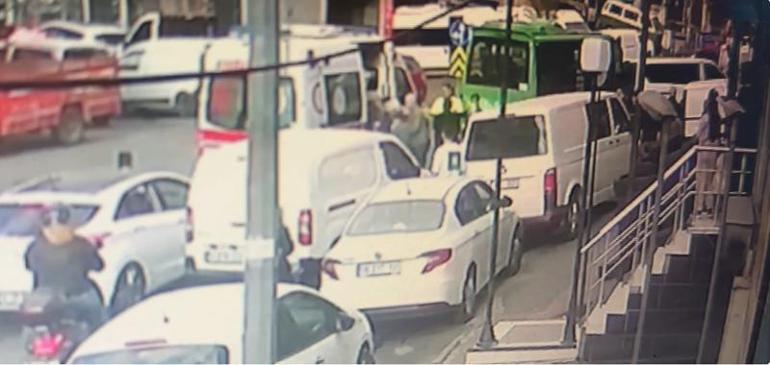 Kağıthane'de minibüs park halindeki araca çarptı, 6 kişi yaralandı; o anlar kamerada