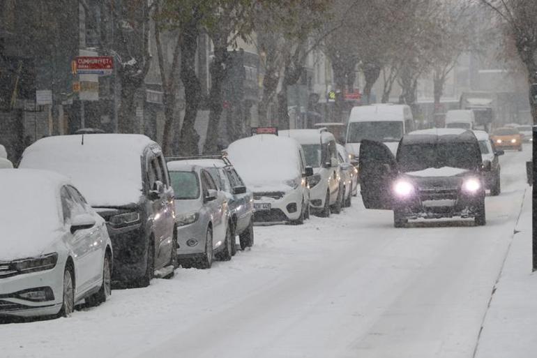 Van'ın Bahçesaray ile Bitlis merkez ve 4 ilçesinde eğitime kar engeli