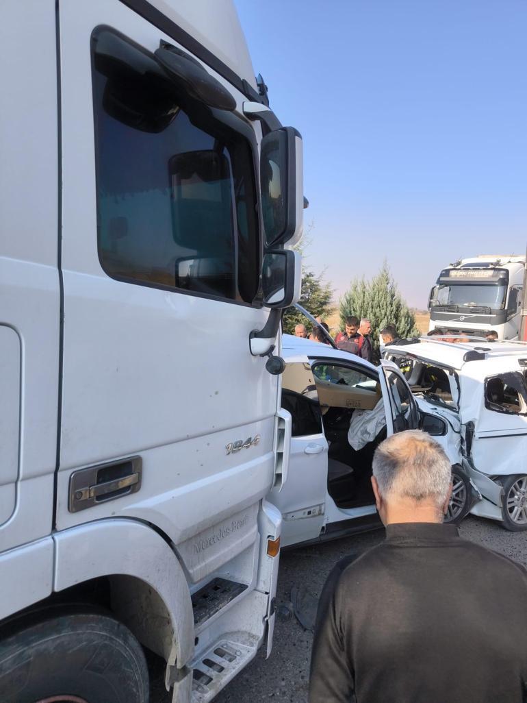 Diyarbakır’da 3 TIR ve 3 otomobilin karıştığı zincirleme kazada 8 yaralı