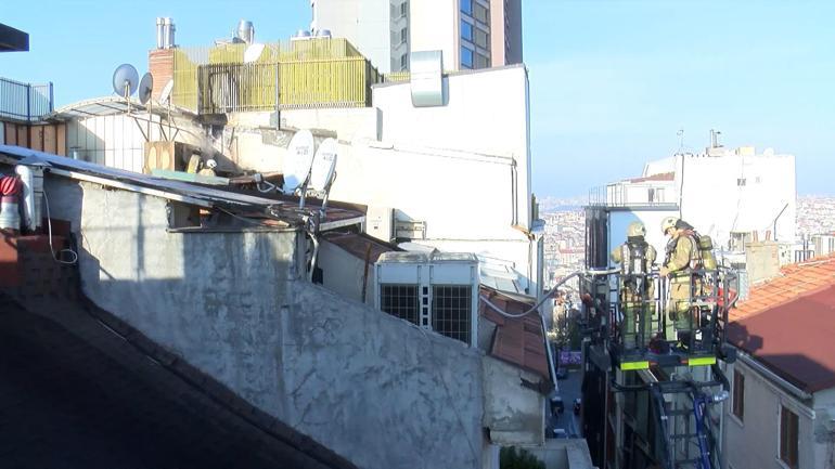 Beyoğlu'nda 5 katlı otelde çıkan yangın söndürüldü