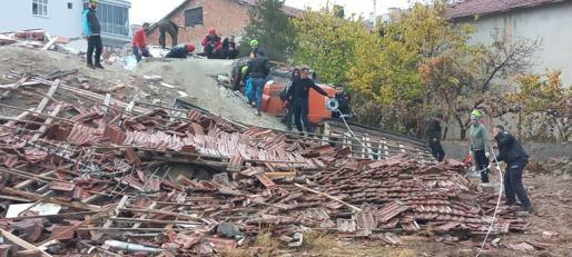 Ağır hasarlı bina çöktü; iş makinesi operatörü enkaz altında