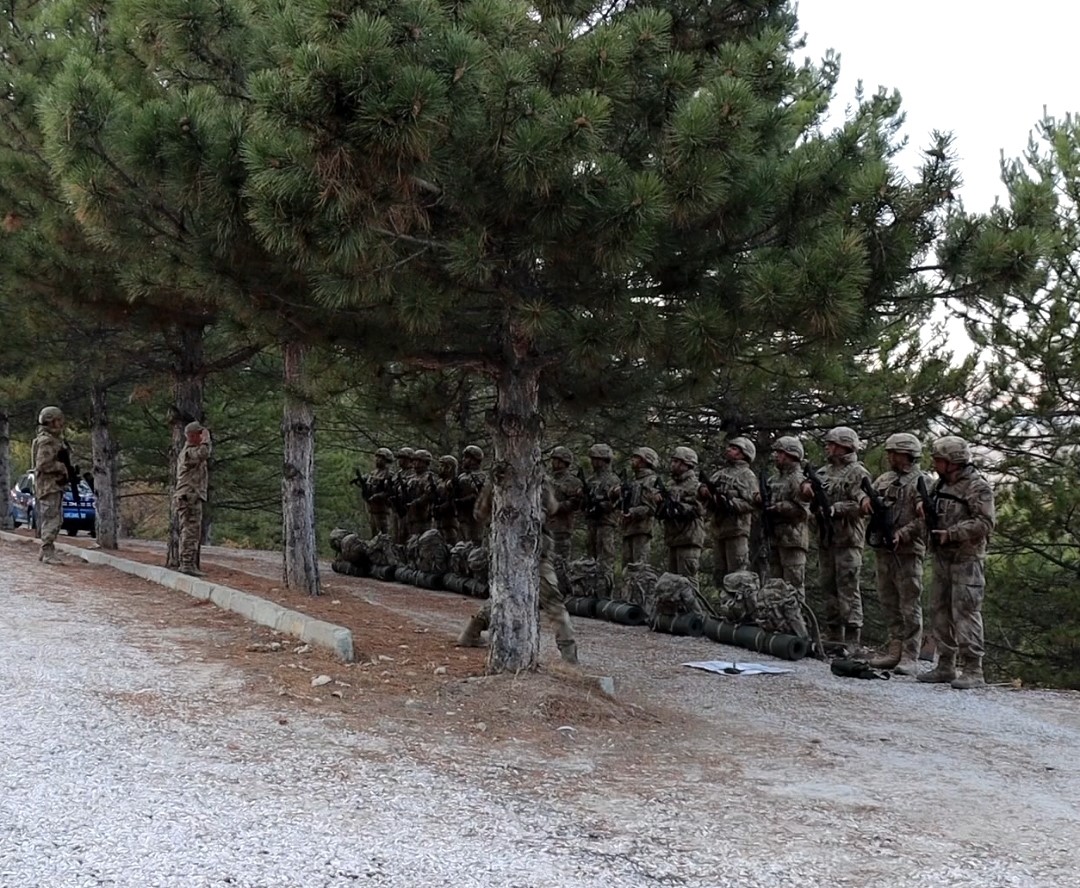 Komandolar Günyüzü ilçesinde arama tarama faaliyeti gerçekleştirdi