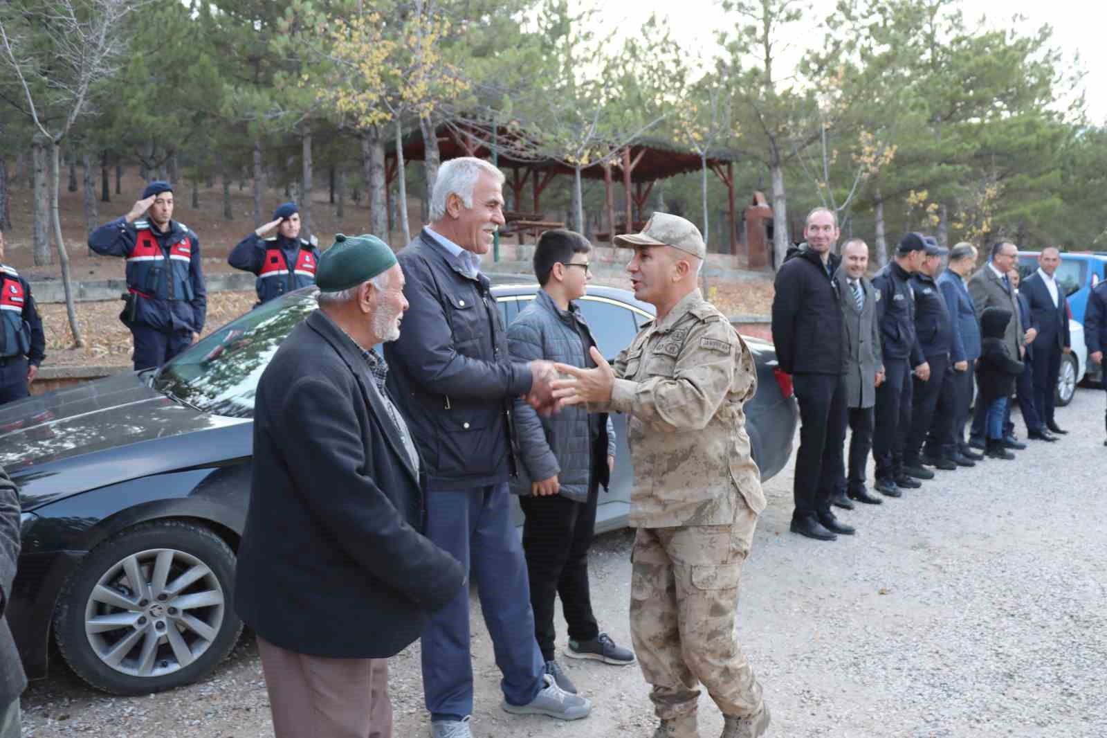 Komandolar Günyüzü ilçesinde arama tarama faaliyeti gerçekleştirdi