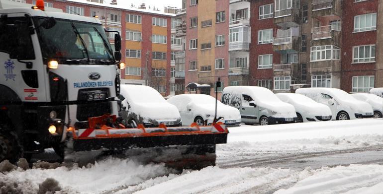 Kar yağışı tüm yurdu etkiledi; yollar kapandı, okullar tatil edildi