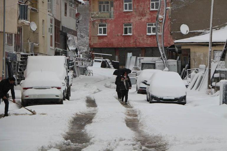 Kar yağışı tüm yurdu etkiledi; yollar kapandı, okullar tatil edildi