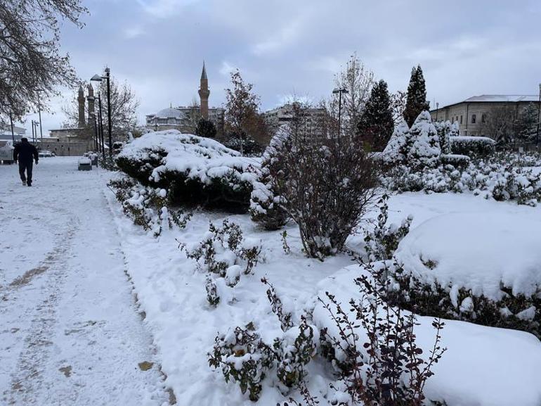 Kar yağışı tüm yurdu etkiledi; yollar kapandı, okullar tatil edildi