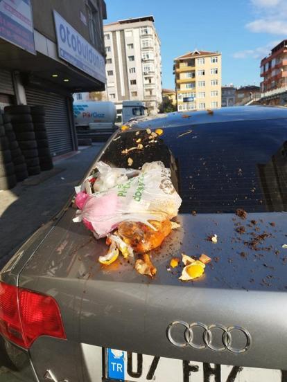 Avcılar’da 5’inci kattan atılan çöp poşeti otomobilin üzerine düştü