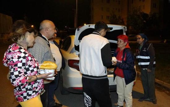 Gönüllülerden madde bağımlıları ve ihtiyaç sahiplerine yemek dağıtımı