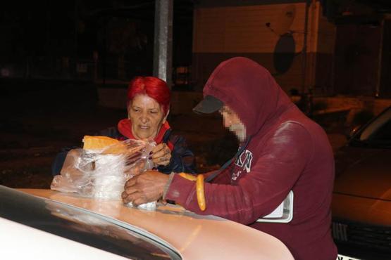 Gönüllülerden madde bağımlıları ve ihtiyaç sahiplerine yemek dağıtımı