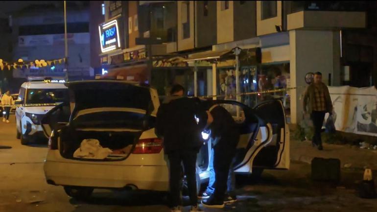 Sancaktepe'de iş yerini kurşunladılar; kaçtıkları otomobille 2 araca çarptılar