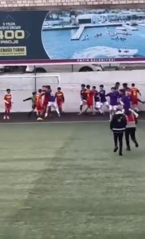 Fatih'te U16 maçında futbolcuların tekmeli yumruklu kavgası kamerada