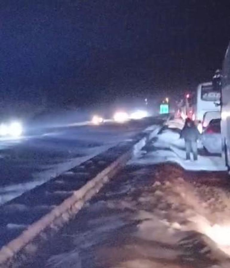 Karabük- Gerede yolu ulaşıma kapandı; eğitime kar engeli