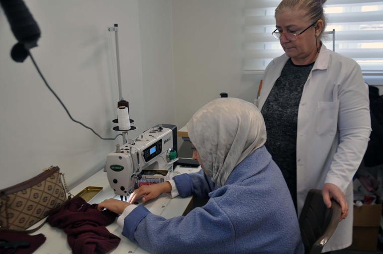 Ev kadınları hobi olarak başladıkları dikiş kursunda terzilik öğreniyor