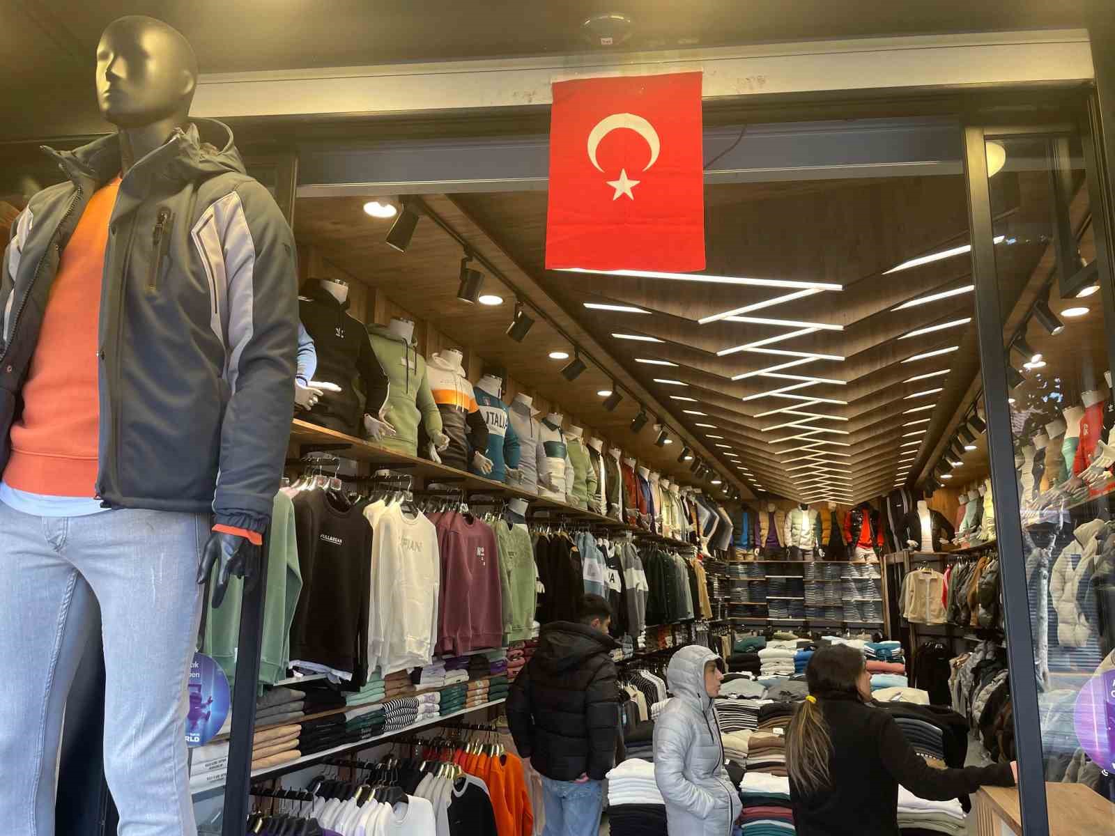 10 Kasım’da dükkanlar Türk bayraklarıyla donatıldı