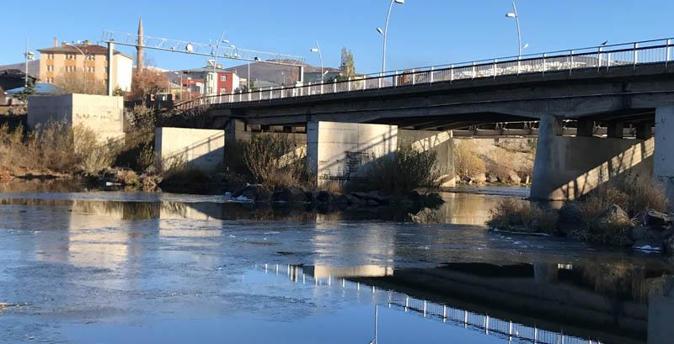 Kura Nehri'nin yüzeyi buz tuttu