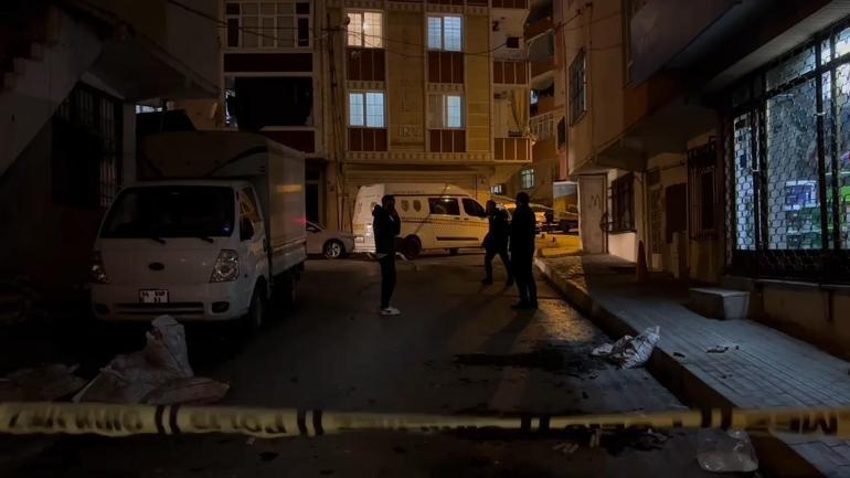 Bağcılar'da korsan gösteri; maskeli grup polis otosuna taşla saldırdı