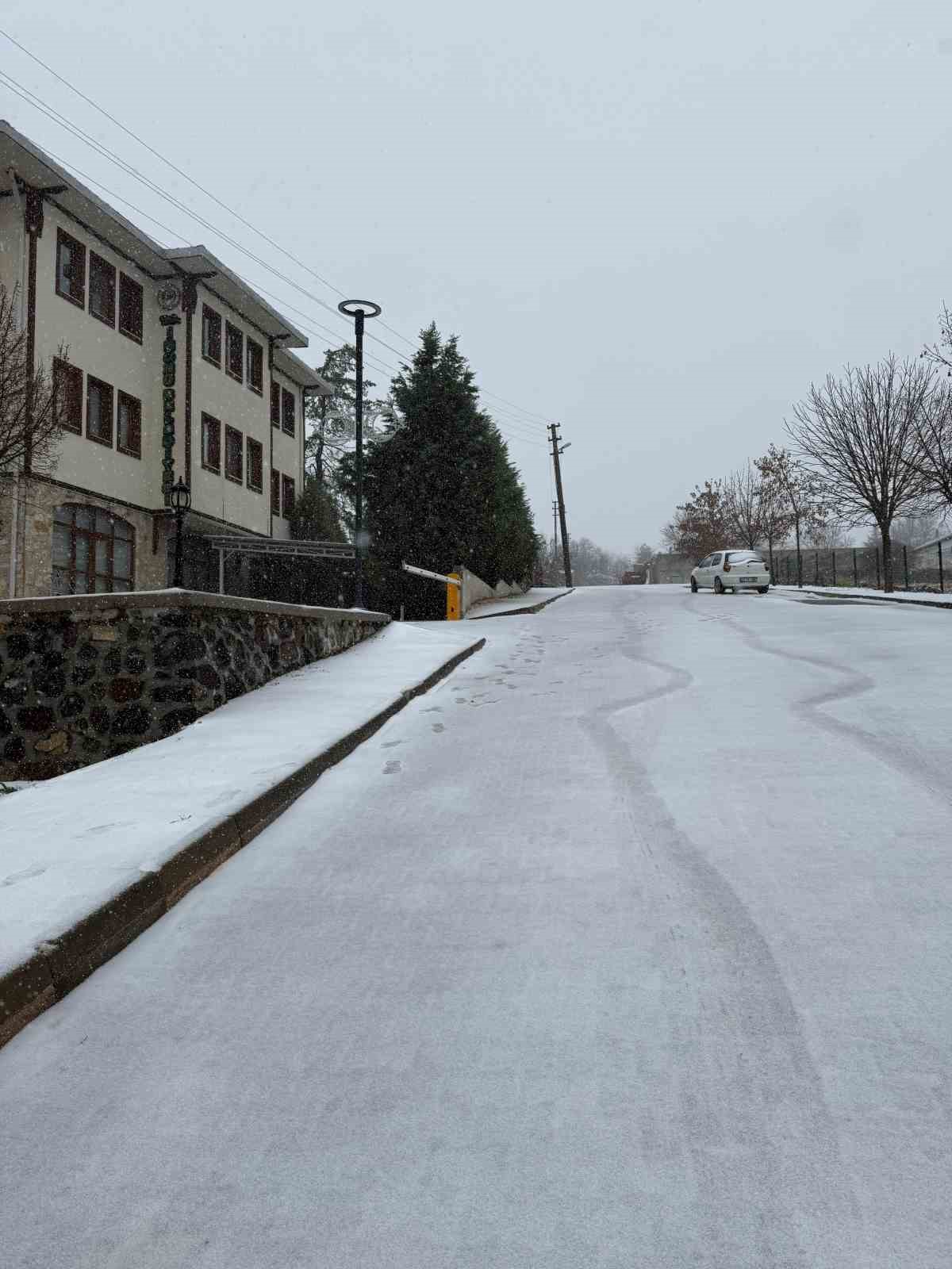 Eskişehir’de kış mevsiminin ilk kar yağışı başladı