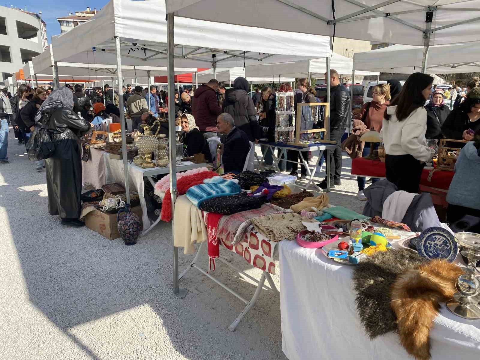 Vatandaşlar antika pazarında yoğunluk oluşturdu