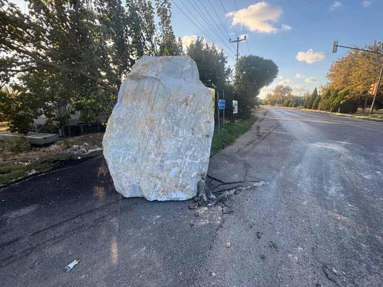 Seyir halindeki TIR'dan 12 ton ağırlığındaki mermer blok, yola düştü