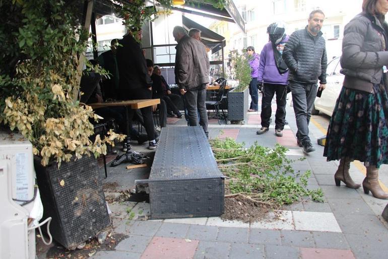 Sürücüsü rahatsızlanan cip, kafede oturanlara ve 6 araca çarptı