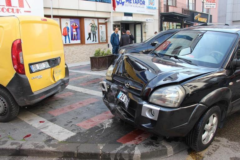 Sürücüsü rahatsızlanan cip, kafede oturanlara ve 6 araca çarptı