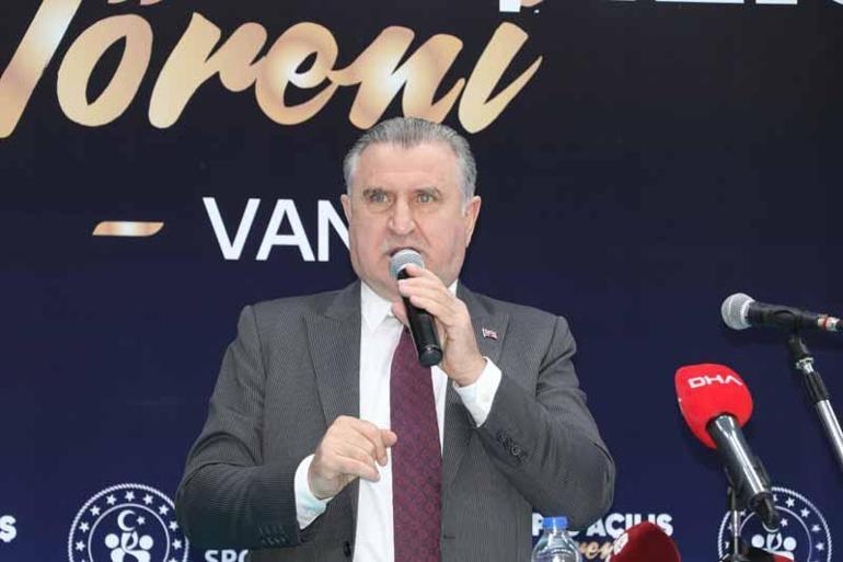 Bakan Bak: Gençlerimiz spor yapsın, terörün pençesine gitmesin